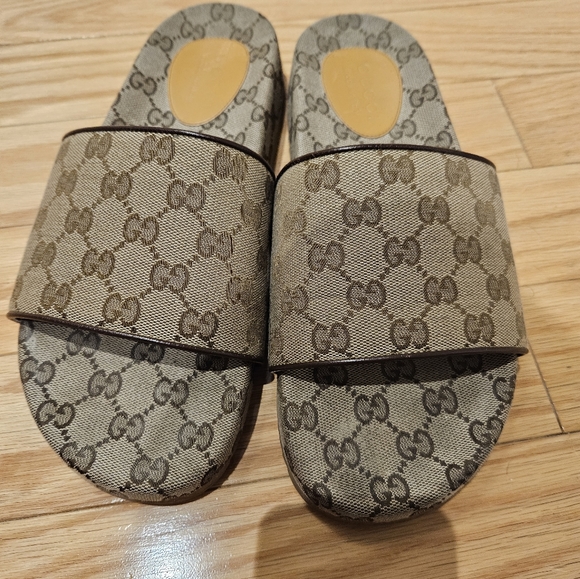 Authentic gently used Gucci slides (mens size 9 US, fits women's 10-11 US) - Picture 4 of 5